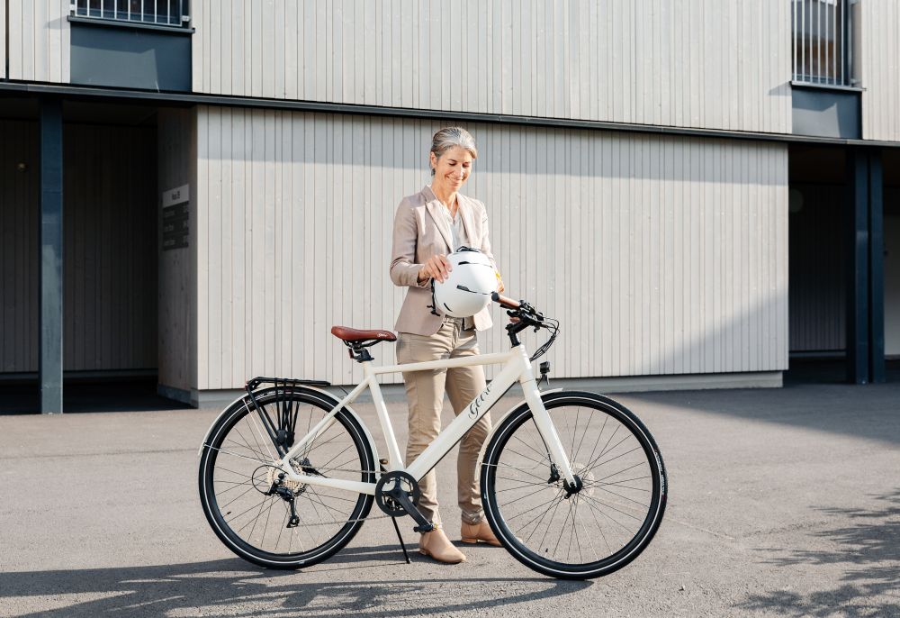 Frau neben einem Geero E-Bike