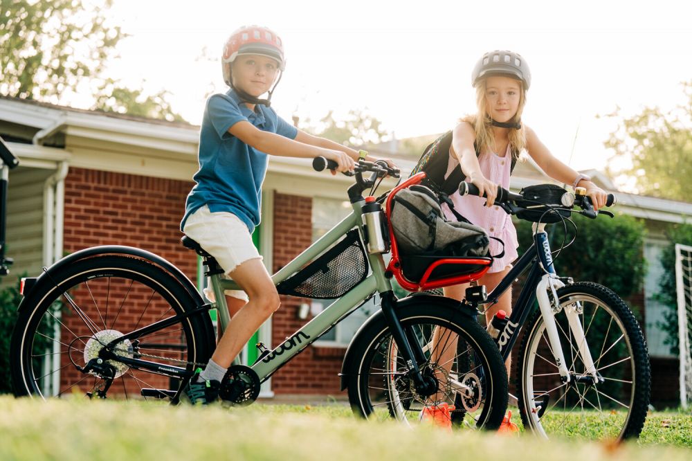 zwei Kinder auf woom Rädern